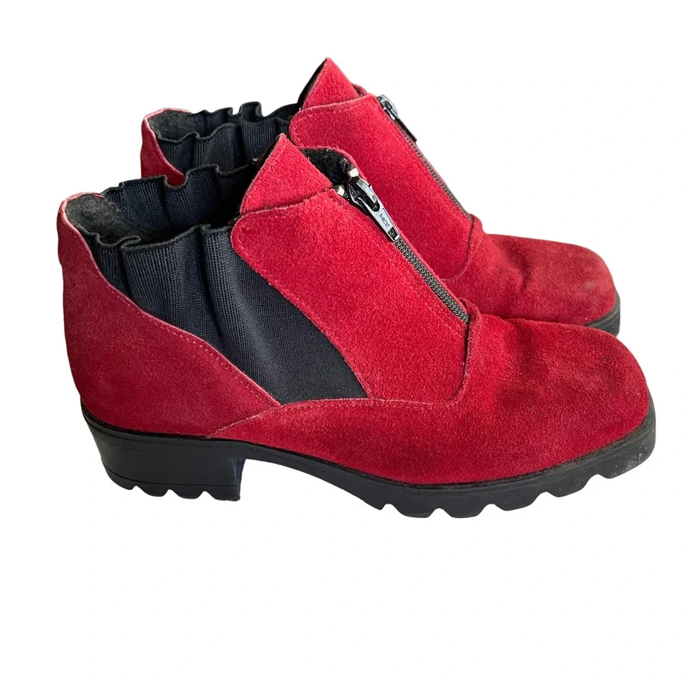 BARBO Red Suede ankle boot Booties with Front Zipper. Very Nice. Size 7